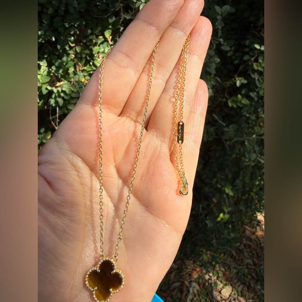 Cloverleaf one motif Yellow Gold Tiger Eye Necklace

Waterproof - Picture 6 of 7